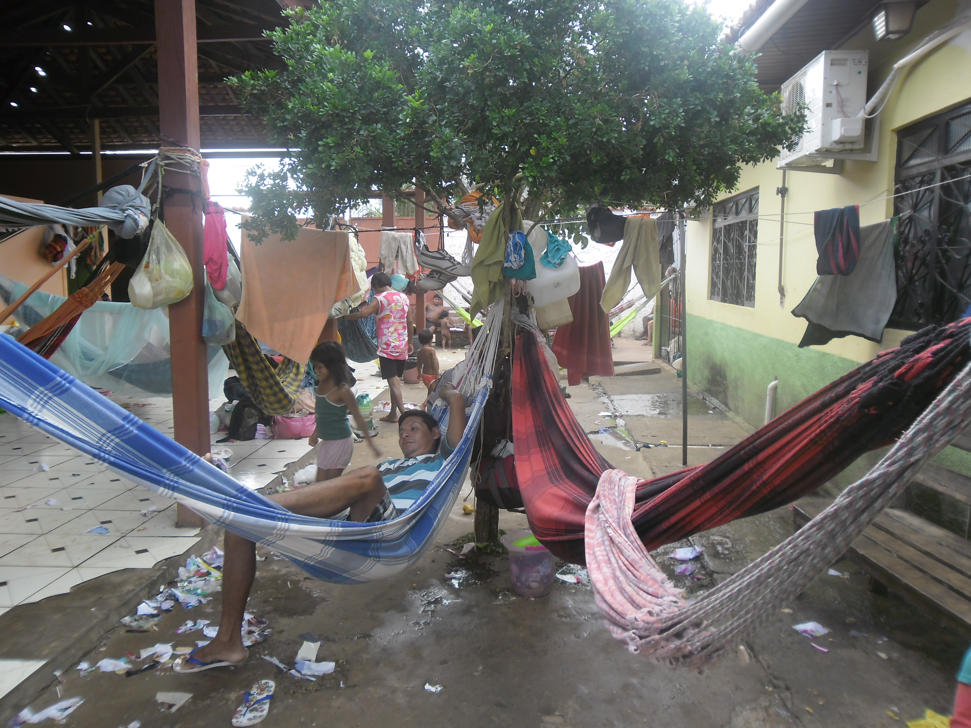 Convalescentes de enfermidades e tratamentos médicos, pacientes ficam 'acamados' em redes ao ar livre. Foto: Juma Xipaia