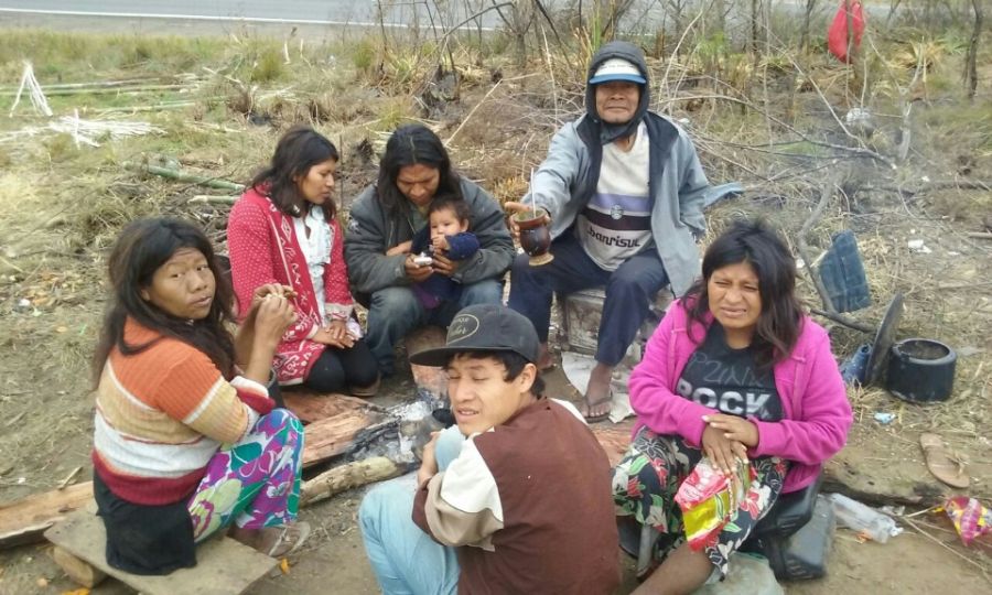 Acampamento Guarani Mbya às margens de rodovia: sem terras na própria terra. Crédito: Cimi Regional Sul Acampamento Guarani Mbya às margens de rodovia: sem terras na própria terra. Crédito: Cimi Regional Sul