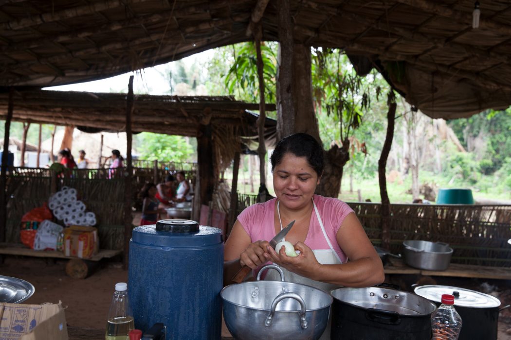 Agricultora preparando almoço durante encontro de agroecologia. Foto: Edson Prudencio/APA-TO