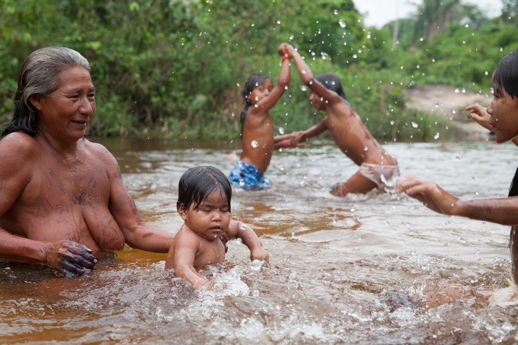 Mulher Apinajé dá banho em neto. Foto: Edson Prudencio/APA-TO